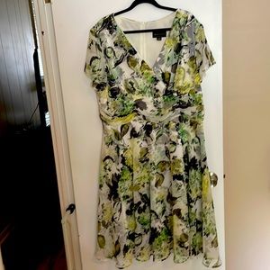 Beautiful shear over solid floral knee lenght dress